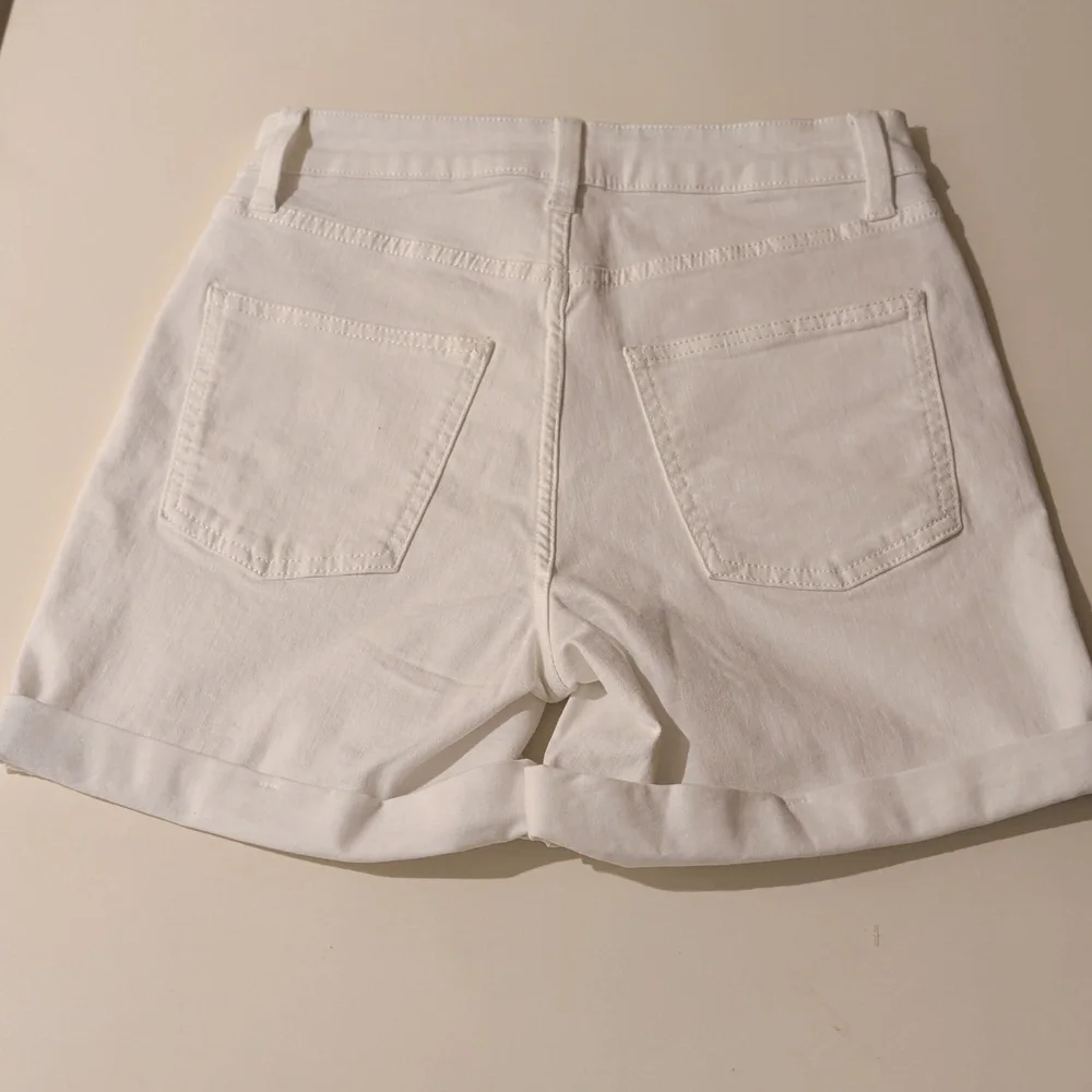 LC Lauren Conrad White Cuffed Short, High Rise. Size 2 Women - Picture 5 of 11